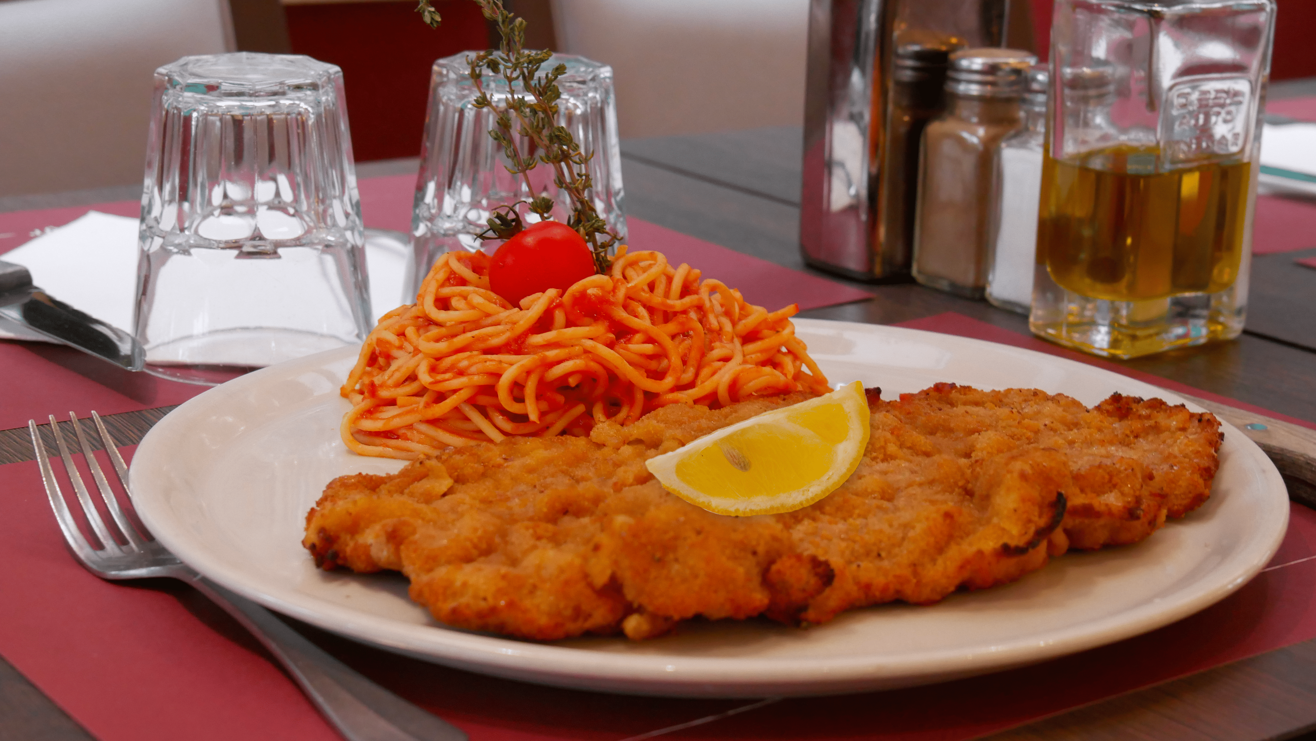 Escalope milanese panée servie avec des spaghetti à la sauce tomate basilic
