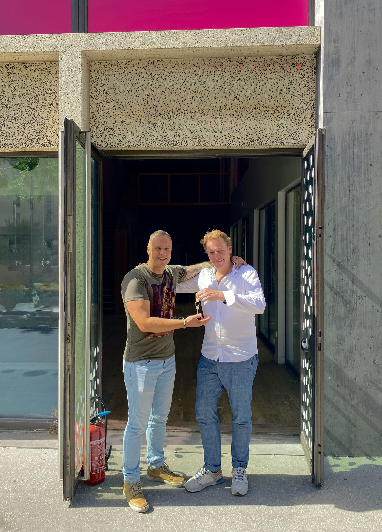 Remise des clés du futur Fabioli Presto Lyon Part-Dieu devant la vitrine du nouveau local