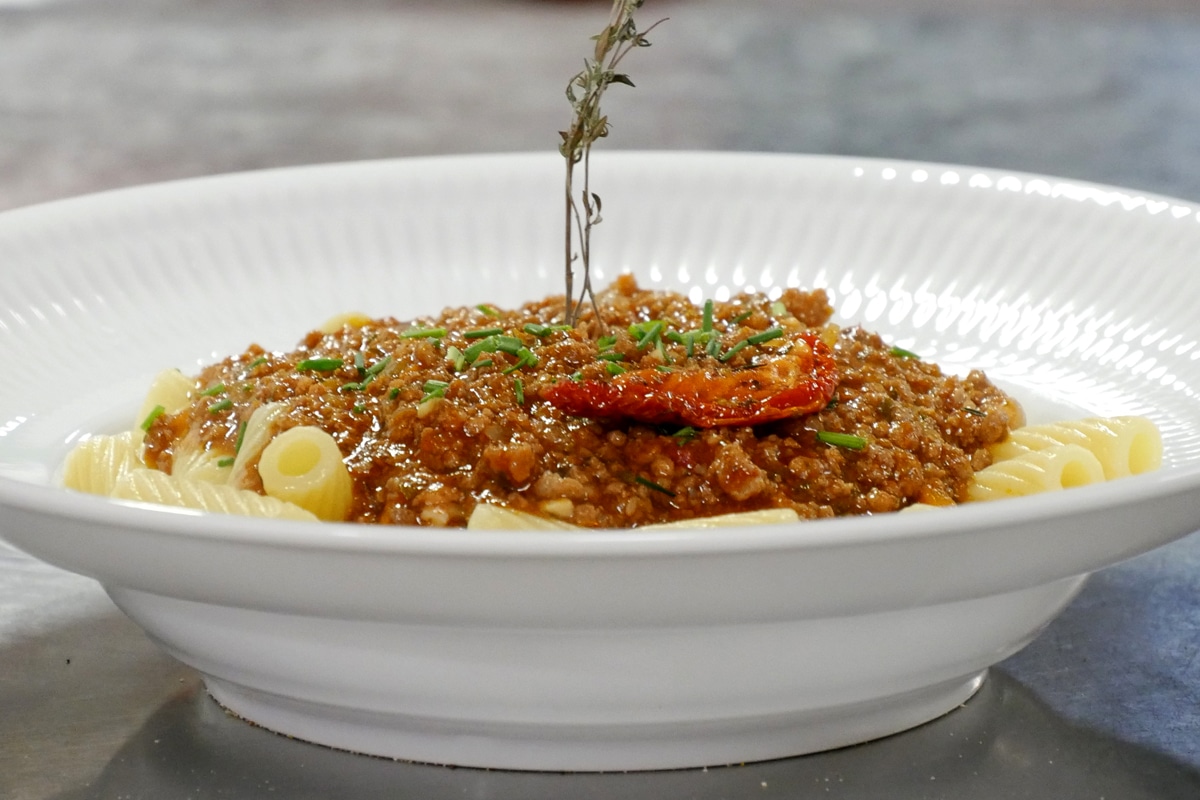Sauce bolognaise maison Fabioli décorée de thym et de tomate confite