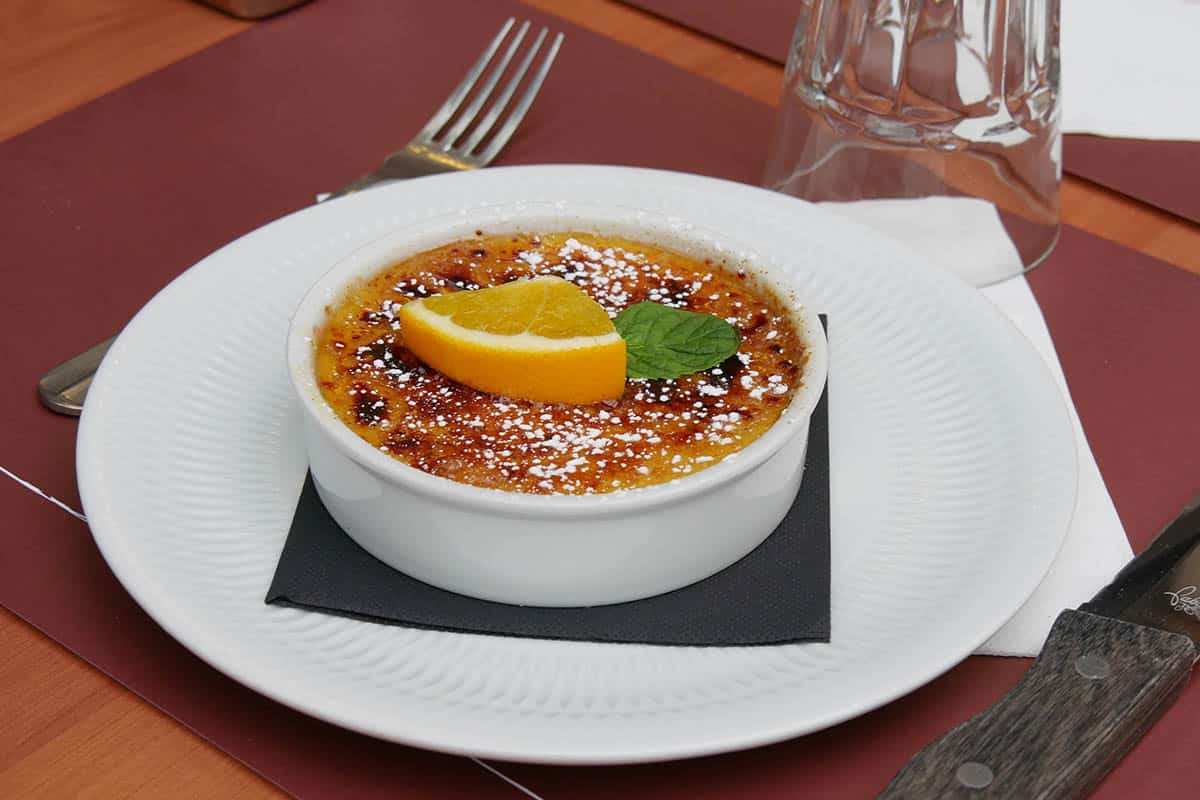 Crème brûlée caramélisée présentée dans un petit pot