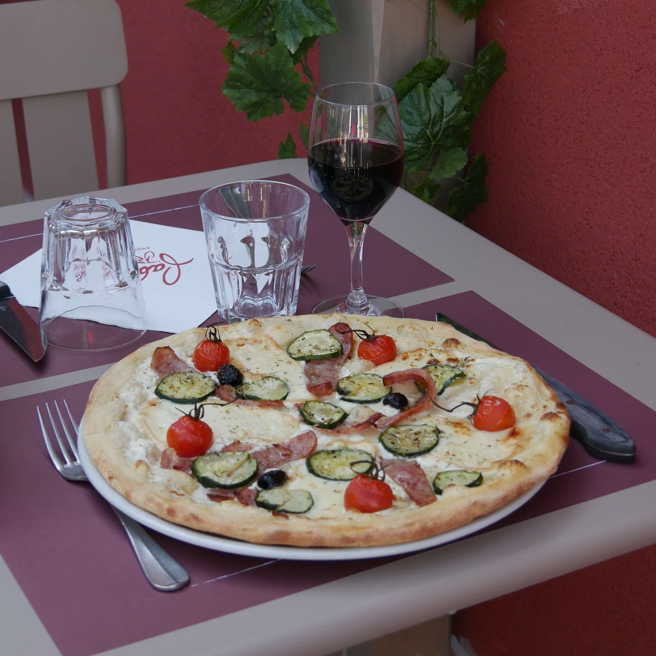 Pizza Fumata Fabioli à la crème fraîche, mozzarella Scamorza et jambon cru Speck