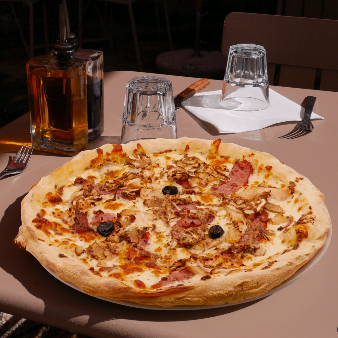 Pizza Marco Polo Fabioli garnie de poulet rôti, saucisse italienne, champignons et olives noires