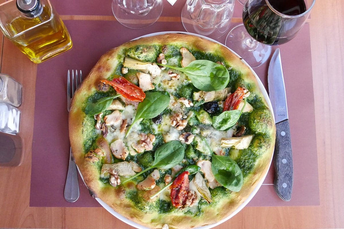 Pâte à pizza maison Fabioli étalée en disque prête à être garnie