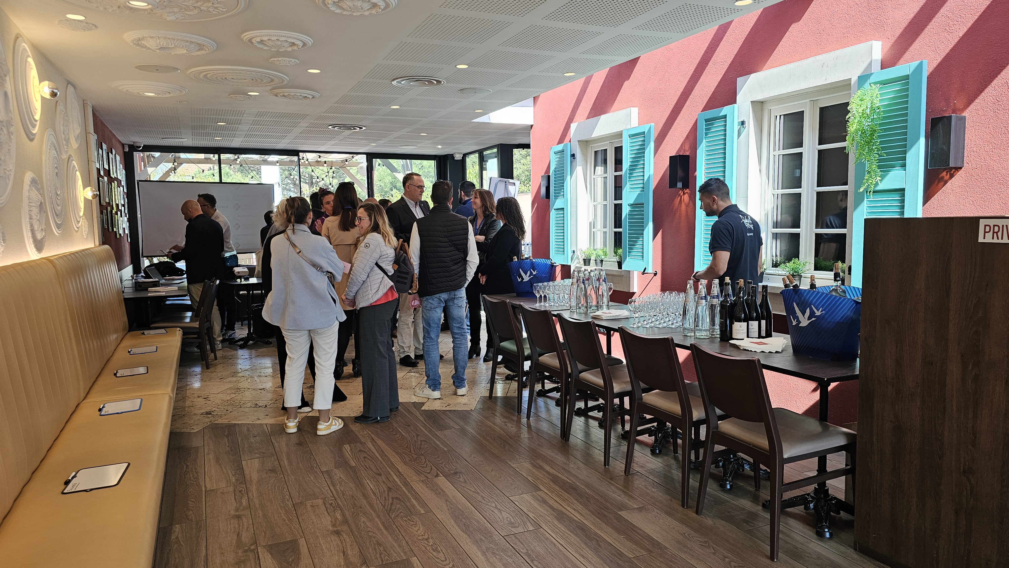 Groupe réuni dans la salle privatisée d'un restaurant Fabioli, tables dressées et ambiance conviviale
