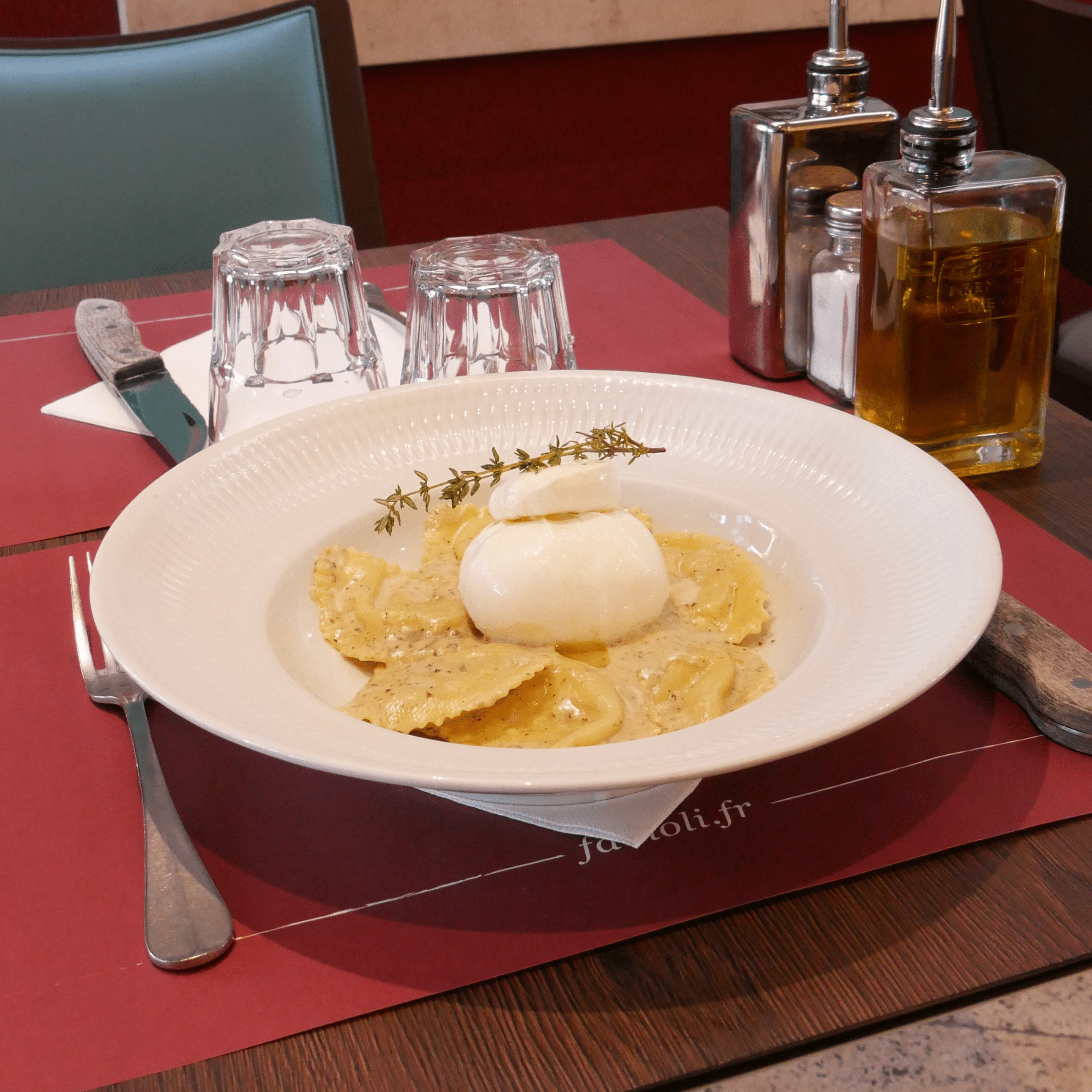 Assiette de pasta mezzelune farcies à la truffe et burrata