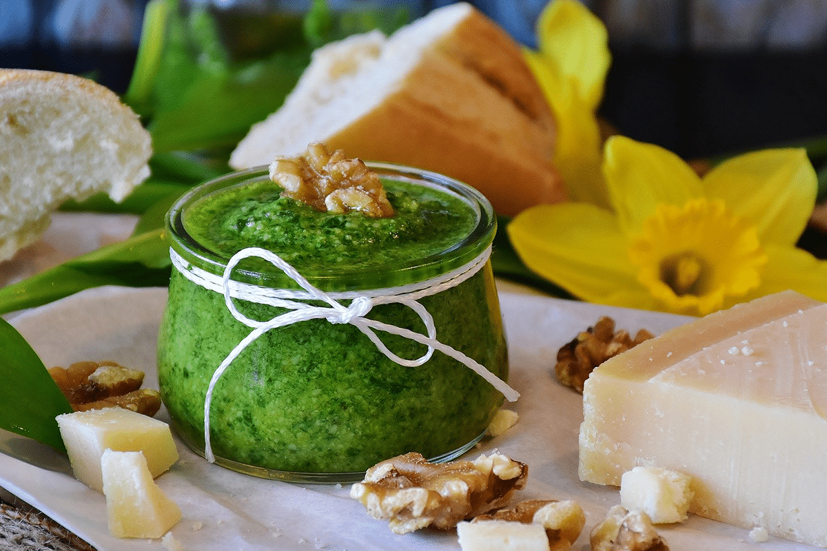 Bol de sauce pesto maison aux noix et au parmesan