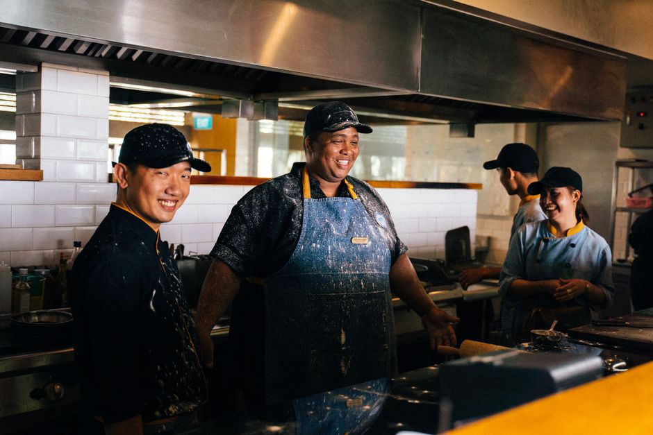 Équipe souriante du restaurant Fabioli