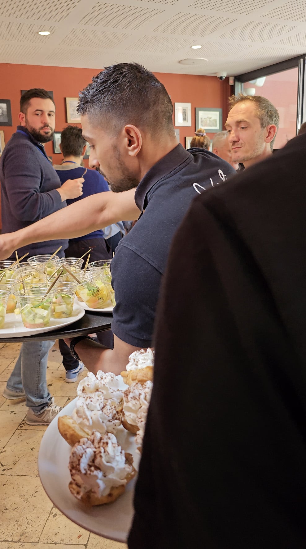 Service des desserts chez Fabioli, plateaux de profiteroles chantilly et verrines de salade de fruits