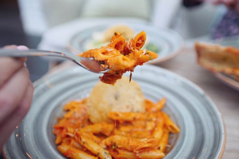 Fourchette de penne à la sauce tomate, un des plats du menu enfant