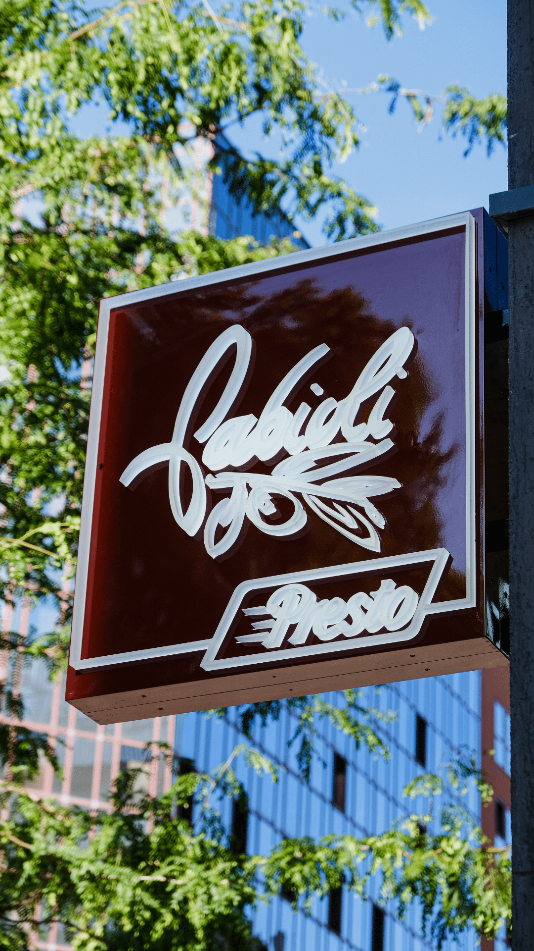 Enseigne Fabioli Presto devant les tours de bureaux de la Part-Dieu à Lyon