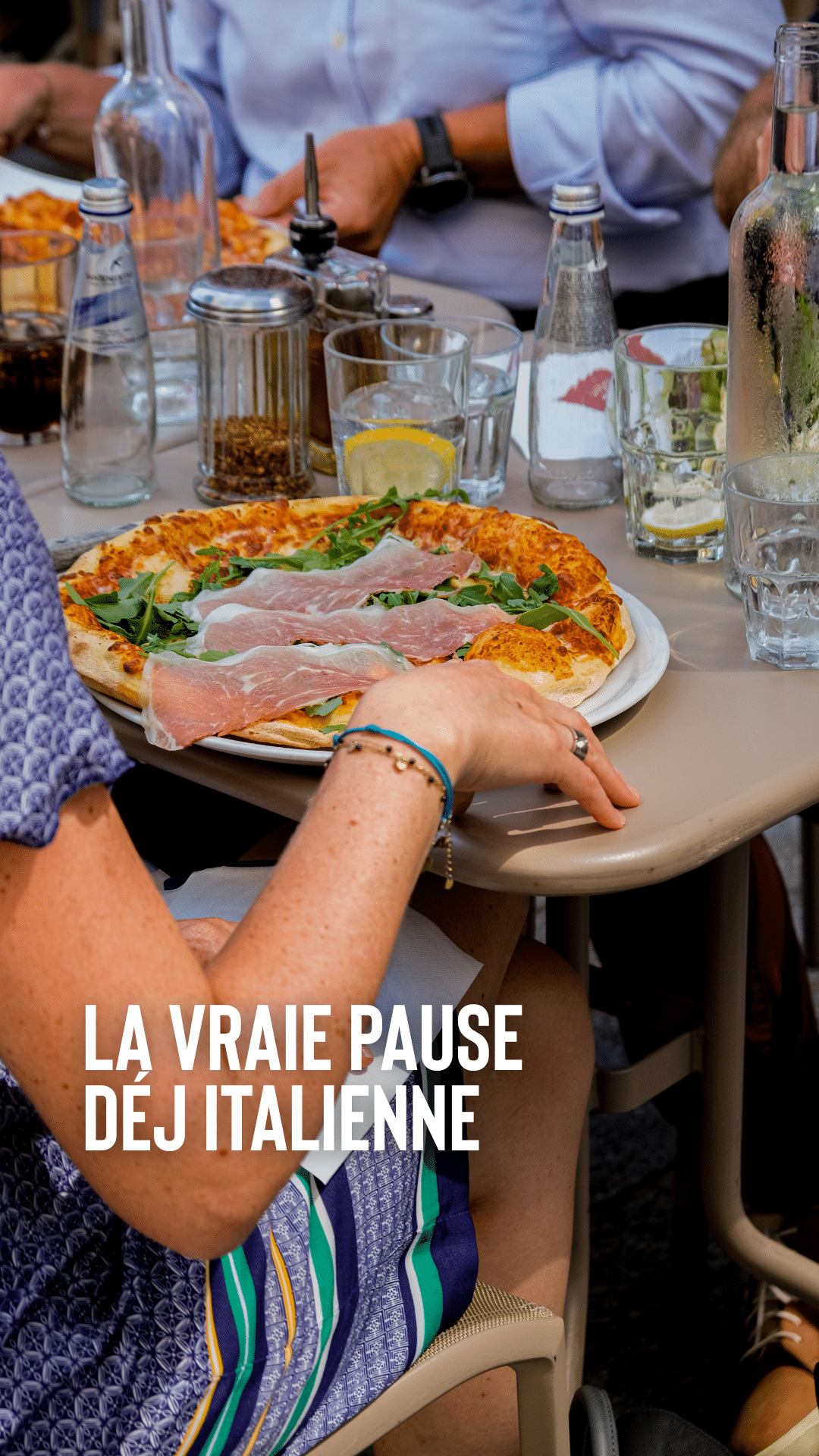 Pizza au jambon cru et roquette servie en terrasse, la vraie pause déj italienne