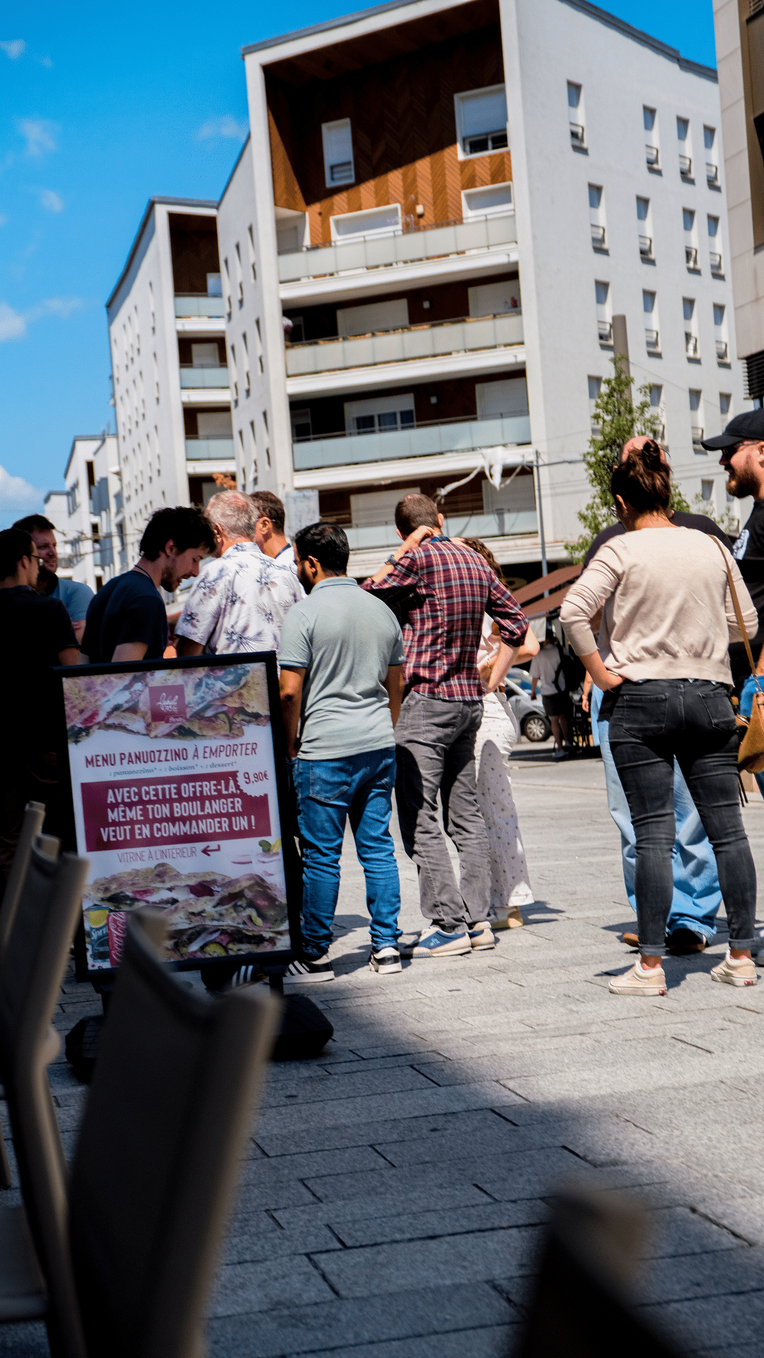 Clients devant la vitrine Fabioli Presto et son menu panuozzino à emporter