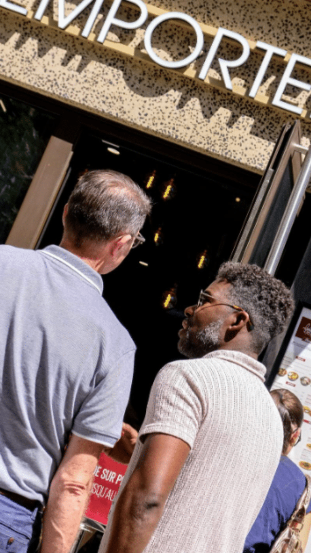 Clients à l'entrée de l'espace vente à emporter Fabioli