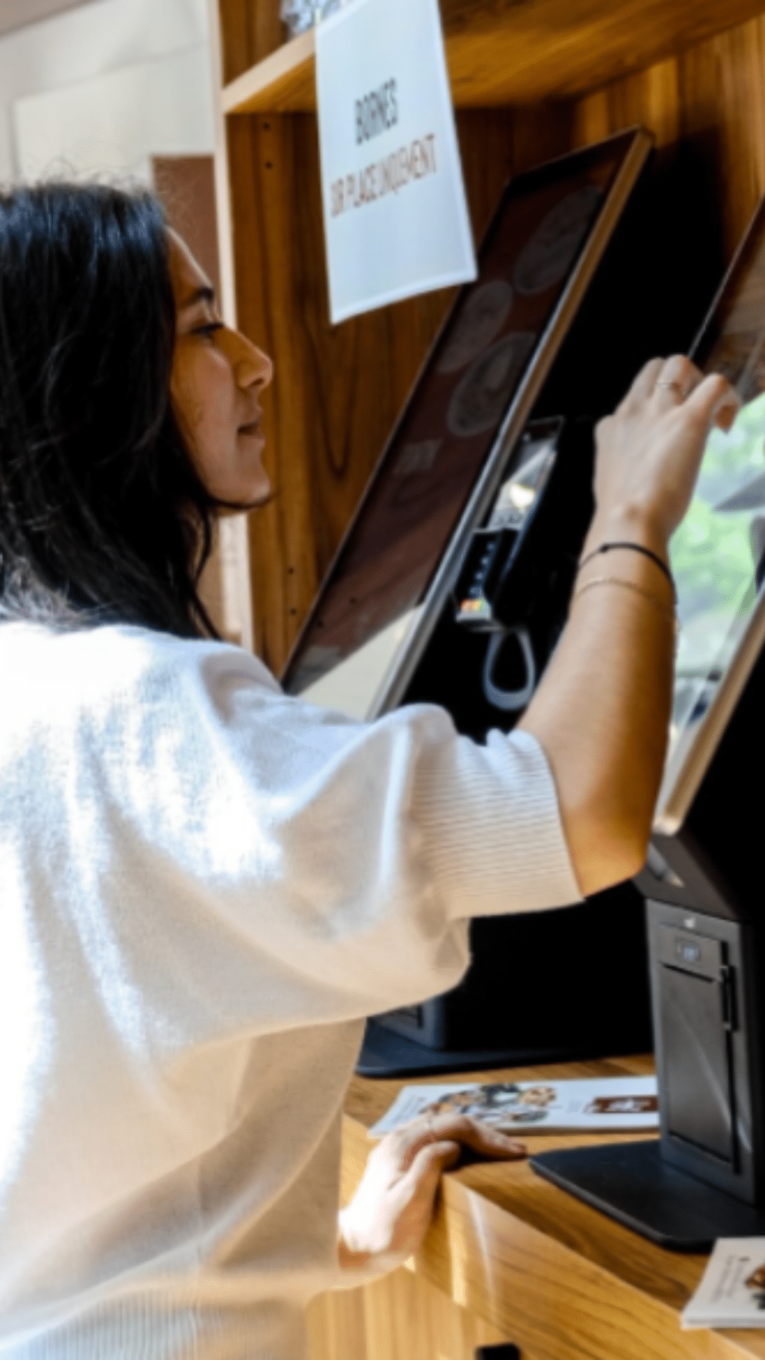 Cliente passant commande sur une borne en libre-service chez Fabioli Presto