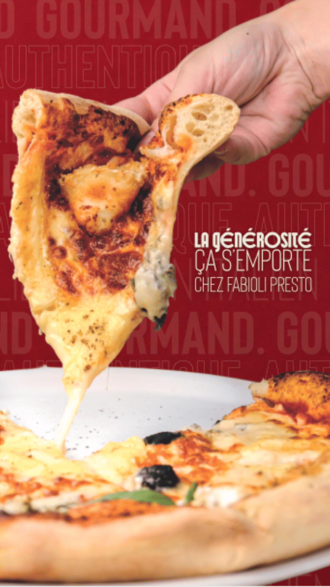 Main soulevant une part de pizza fondante chez Fabioli Presto