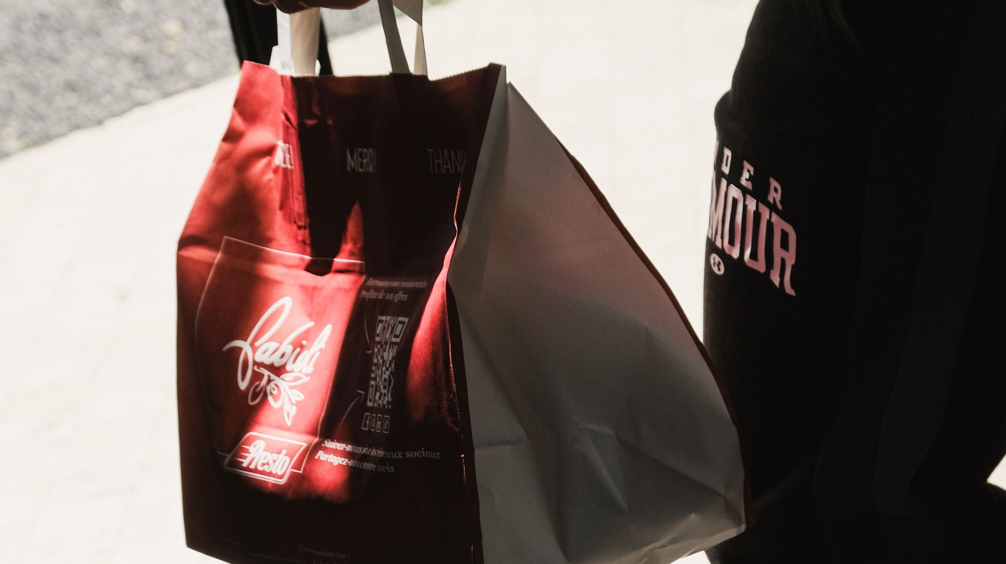 Client repartant avec son sac de commande Fabioli Presto