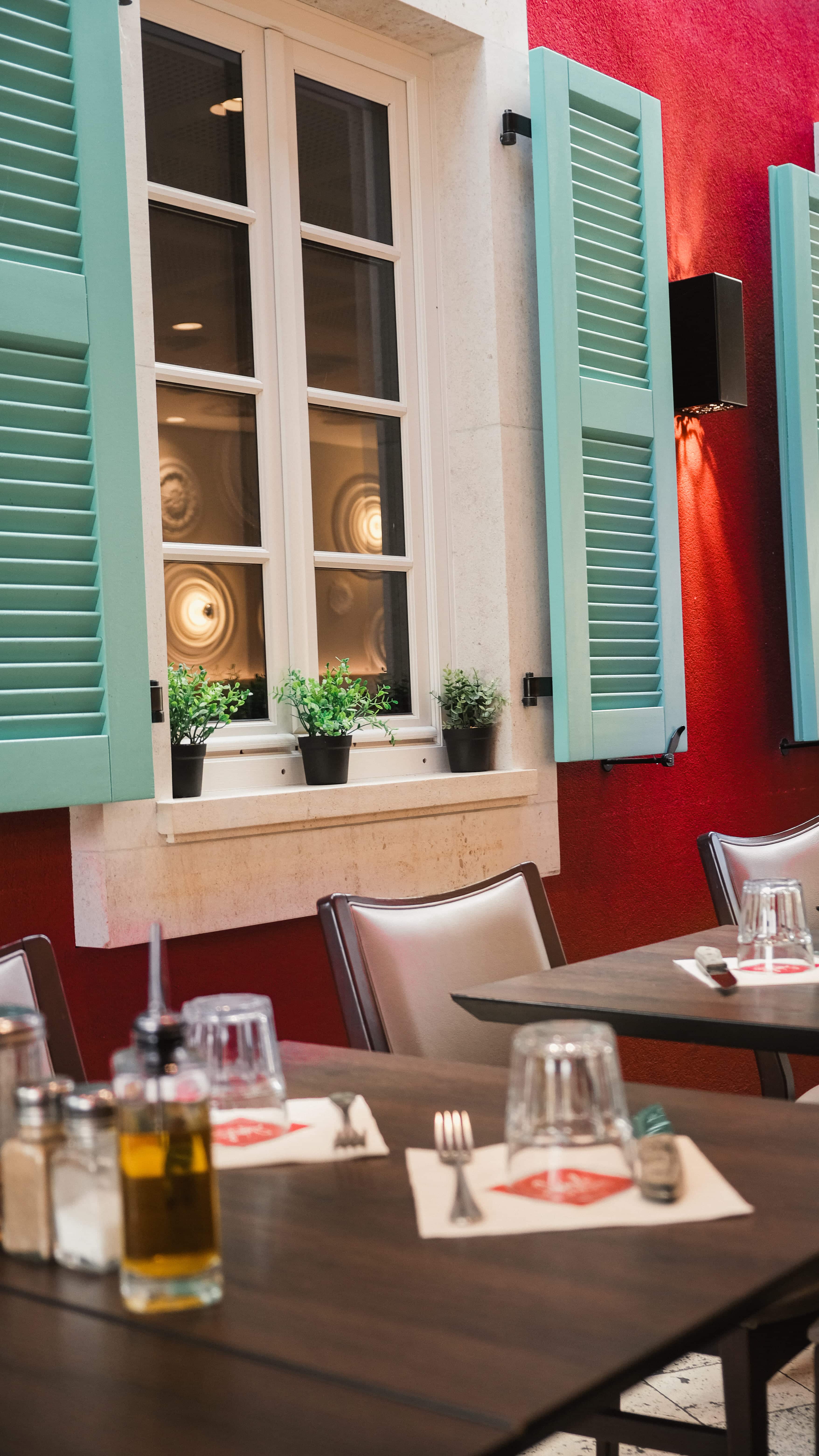 Façade du restaurant Fabioli à Fontaines-sur-Saône, gare des Marronniers