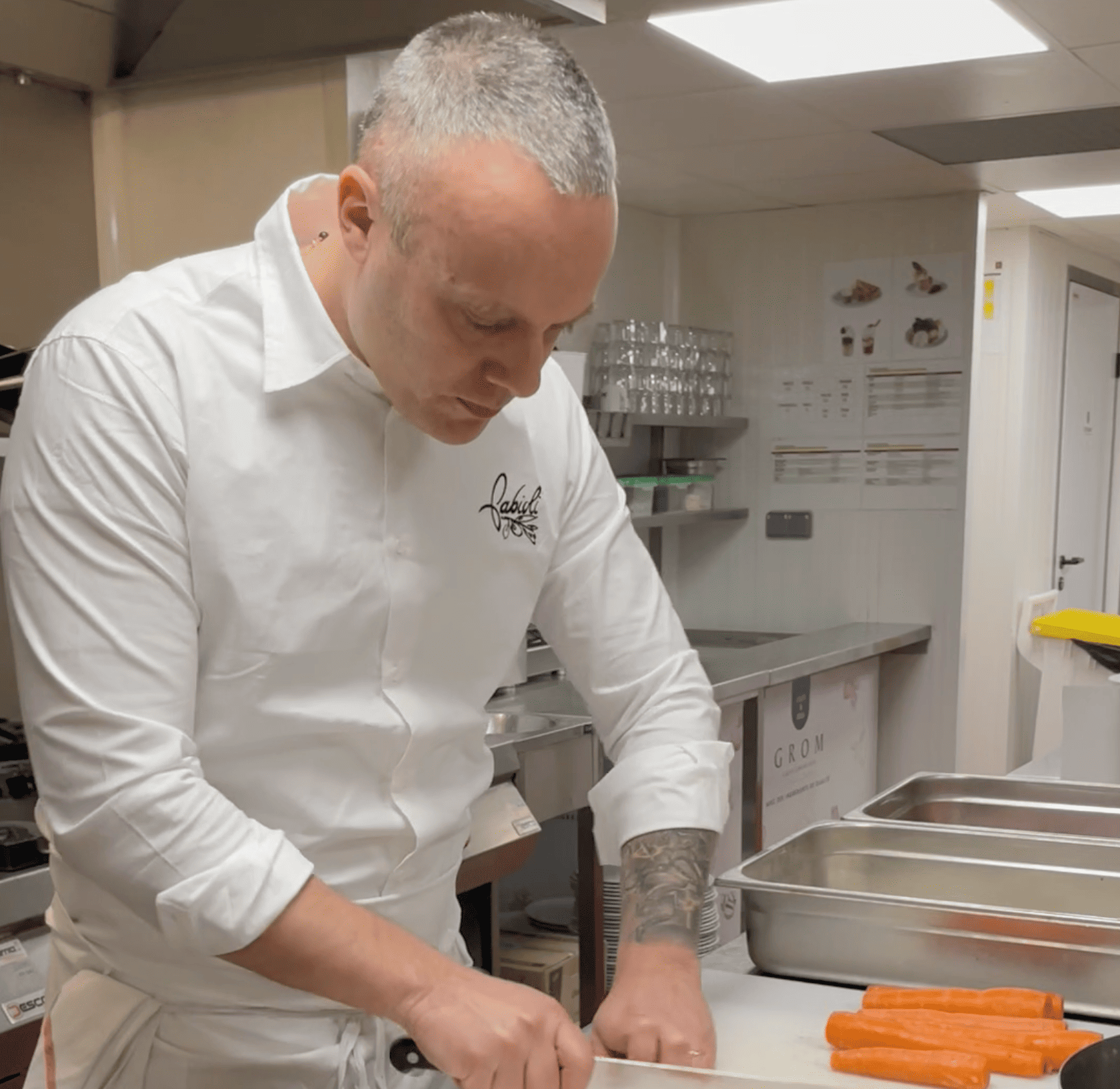 Fabien Annarelli, fondateur de Fabioli, en cuisine dans sa veste de chef