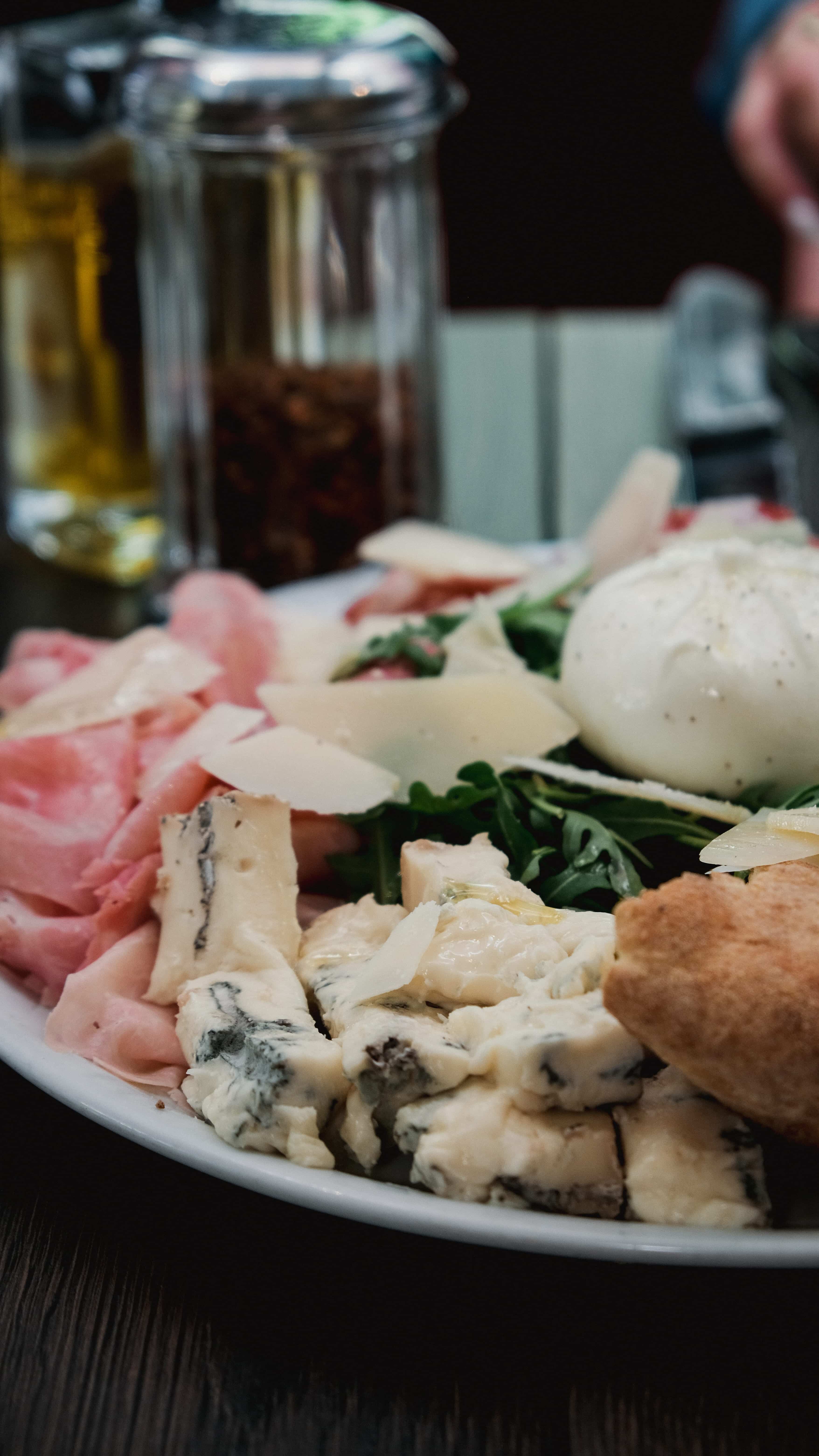 Planche d'antipasti Fabioli : charcuterie, gorgonzola, parmesan, burrata et roquette