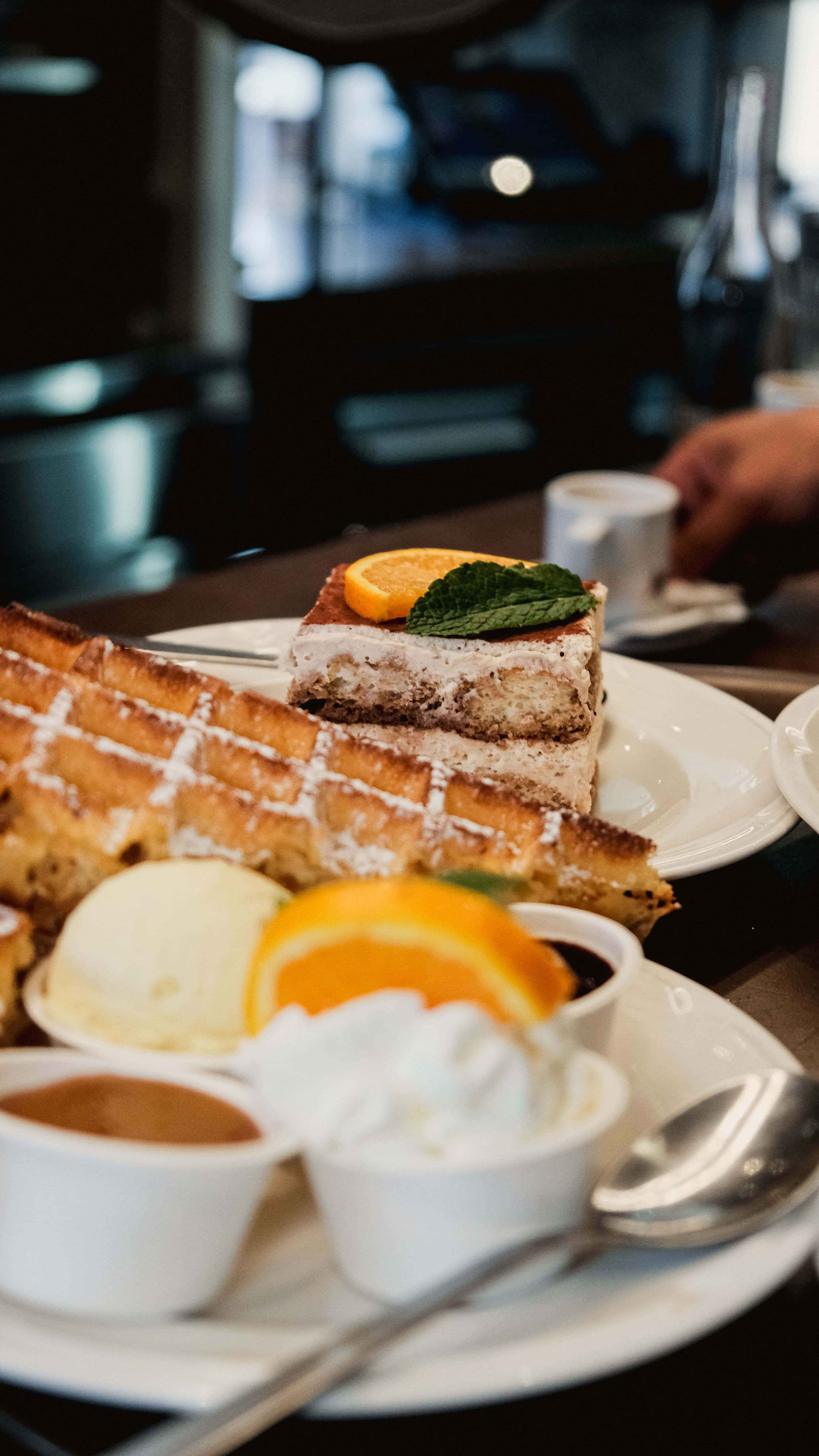 Assiette gourmande Fabioli : tiramisù, gaufre, glace vanille et chantilly maison