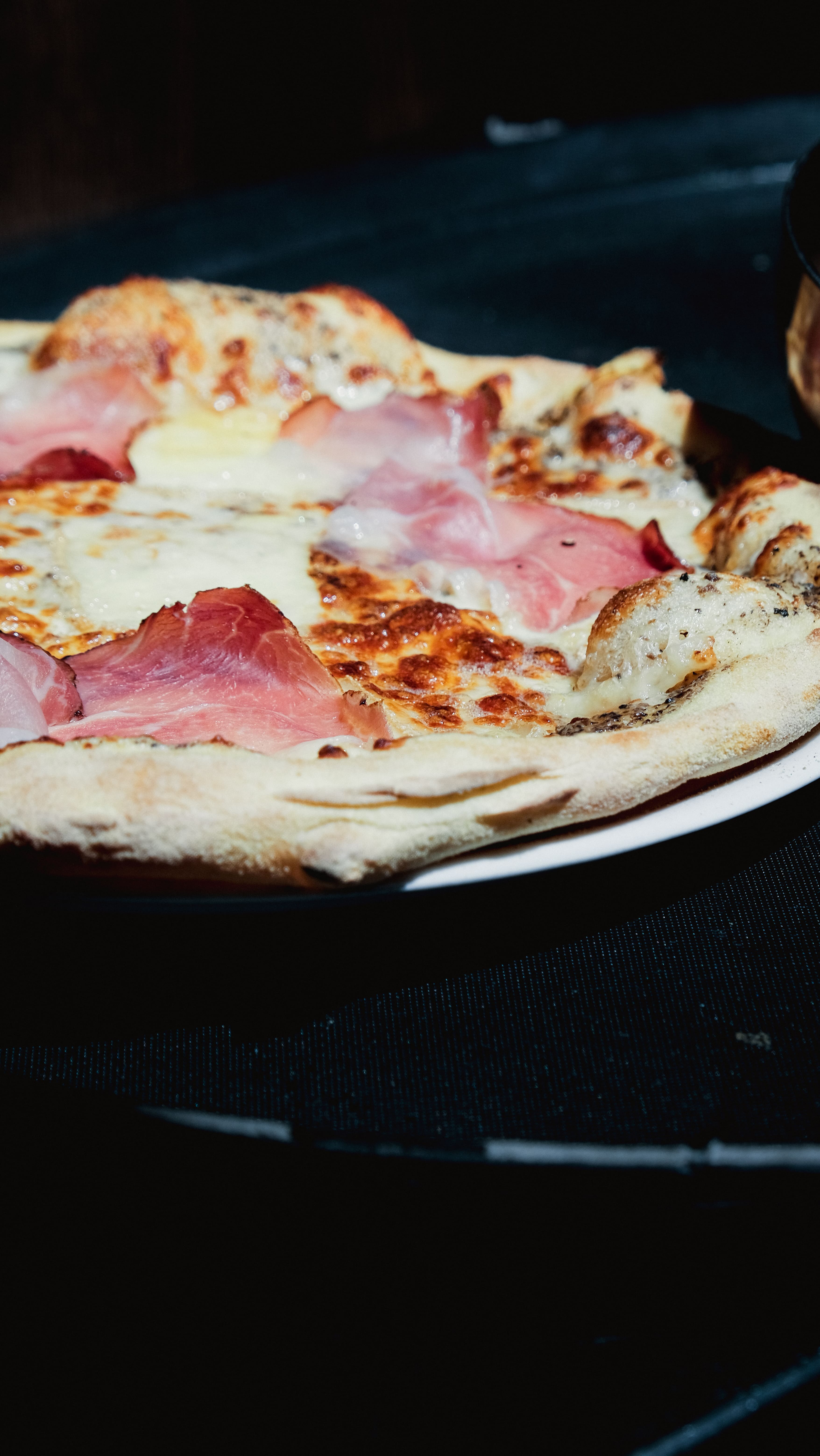 Pizza Fabioli au jambon cru et fromage fondant, pâte fine et croustillante